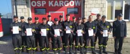 Uczestnicy kursu z dyplomami na tle budynku OSP Kargów.