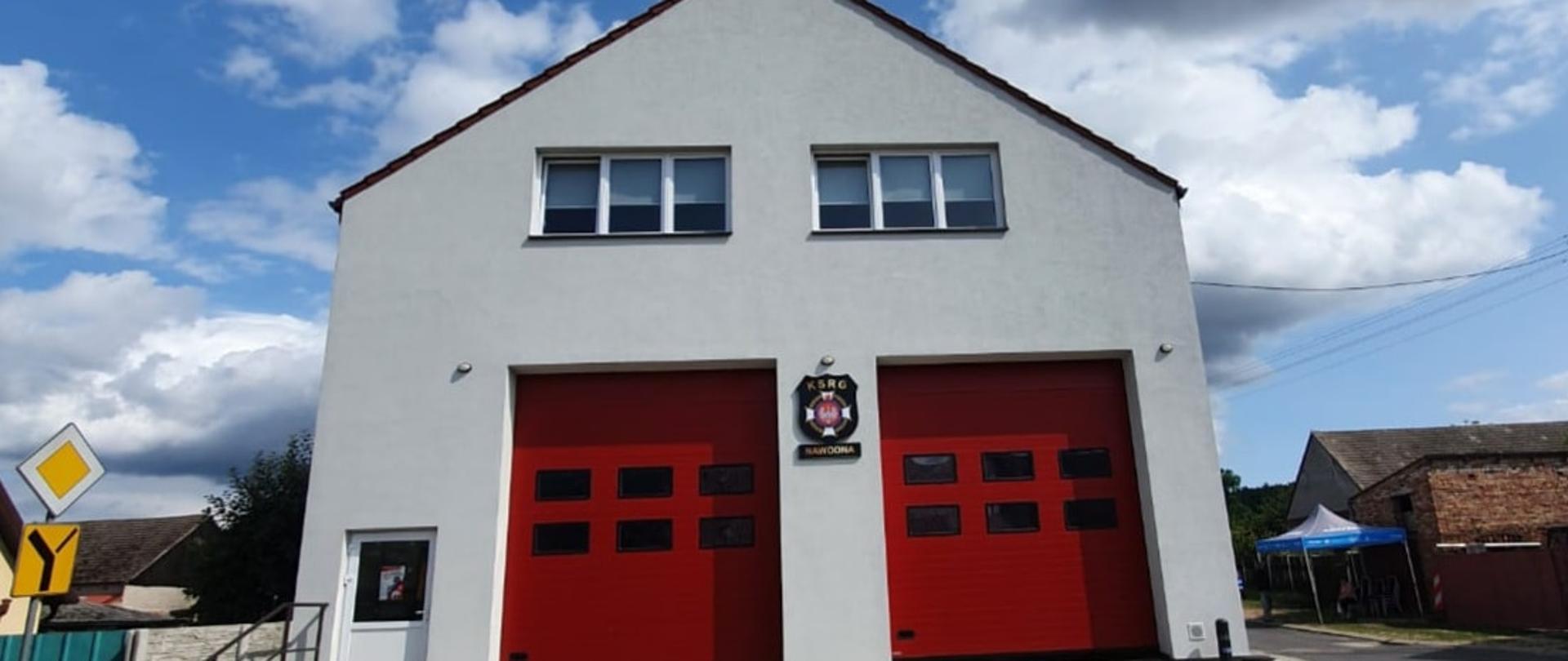 Zdjęcie przedstawia nowo oddaną remizę OSP Nawodna