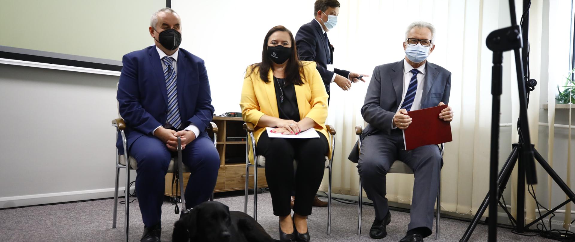 uczestnicy konferencji siedzą oczekując na zabranie głosu