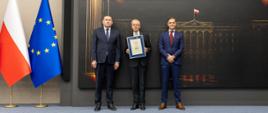 Trzech mężczyzn pozuje do zdjęcia