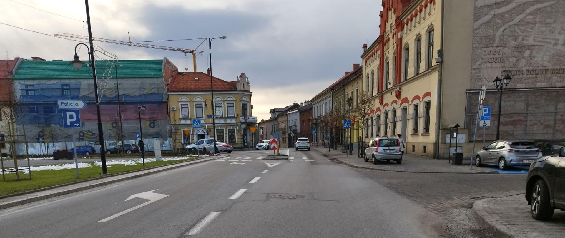 droga przebiegająca przez główny plac miasta, na pierzejach placu kamienice 