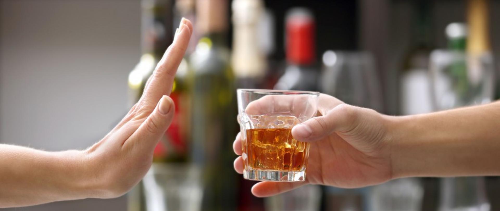 Osoba odmawiająca kieliszka alkoholu