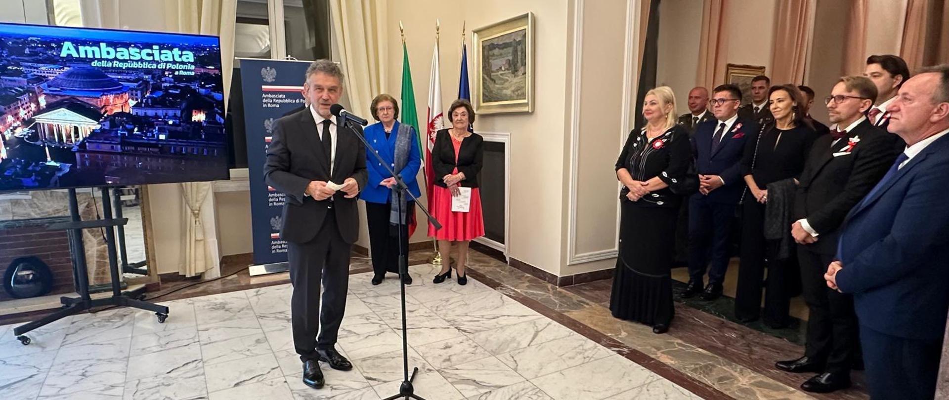 Narodowe Święto Niepodległości 2025. Zdjęcie przedstawia ambasadora Ryszarda Schnepfa przemawiającego do gości. Za nim stoją była premier Hanna Suchocka, przewodnicząca Związku Polaków we Włoszech Urszula Stefańska Andreini i marszałek Województwa Kujawsko - Pomorskiego Piotr Całbecki.