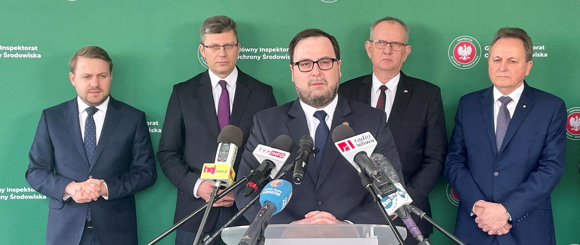 P.o. GIOŚ Krzysztof Gołębiewski podczas konferencji prasowej w Mielcu