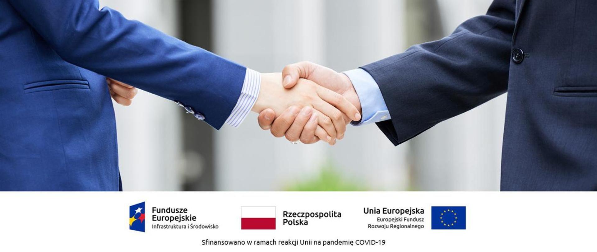 dwóch mężczyzn podających sobie ręce, pod spodem loga Funduszy Unijnych Rzeczypospolitej Polskiej i Unii Europejskiej