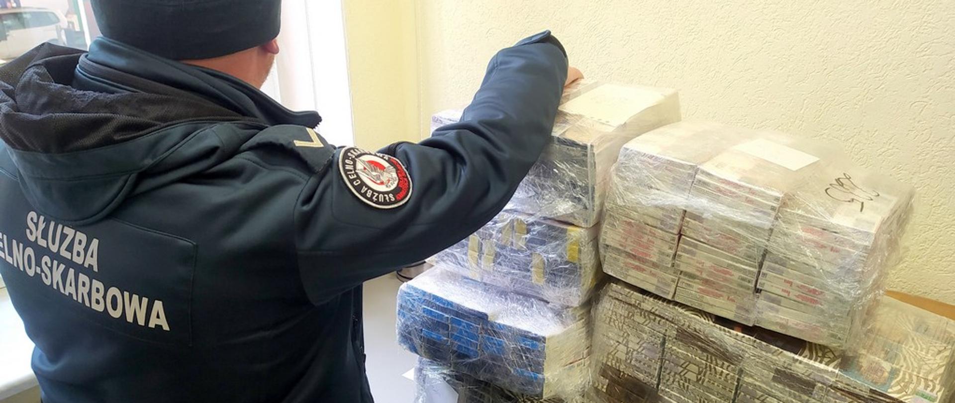 Funkcjonariusz przy zajętych papierosach