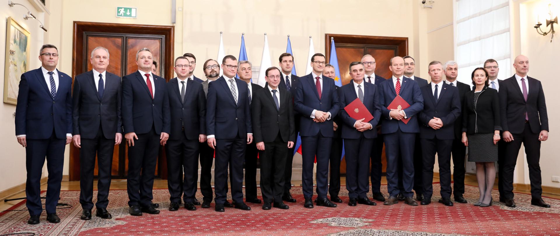 Wspólne zdjęcie wojewodów z Premierem i ministrami