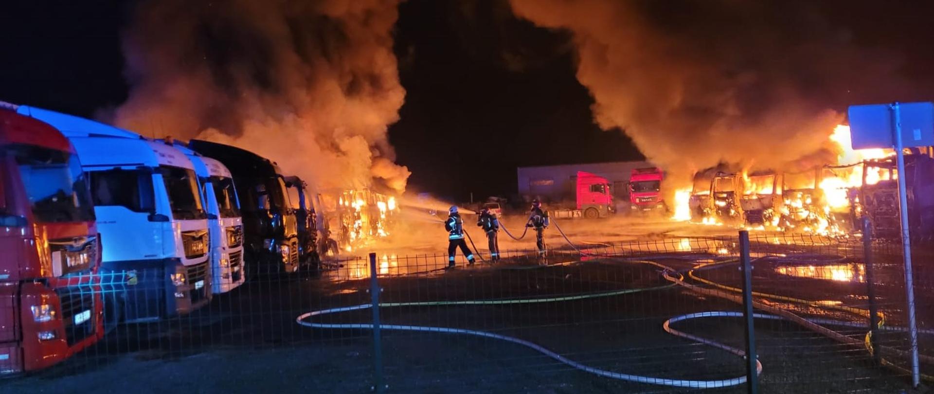 Pożar samochodów ciężarowych w Osiecznicy