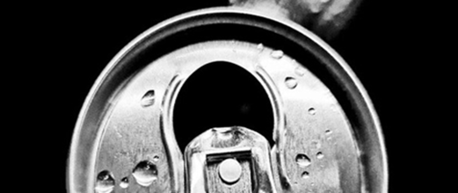 Zdjęcie puszki z góry z napojem energetycznym