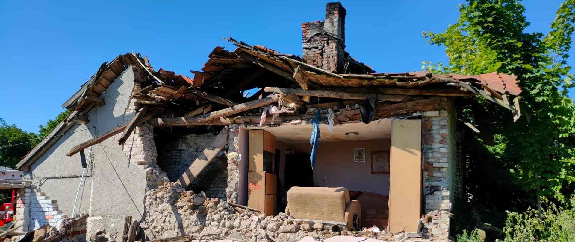 Zawalona ściana szczytowa w budynku mieszkalnym.