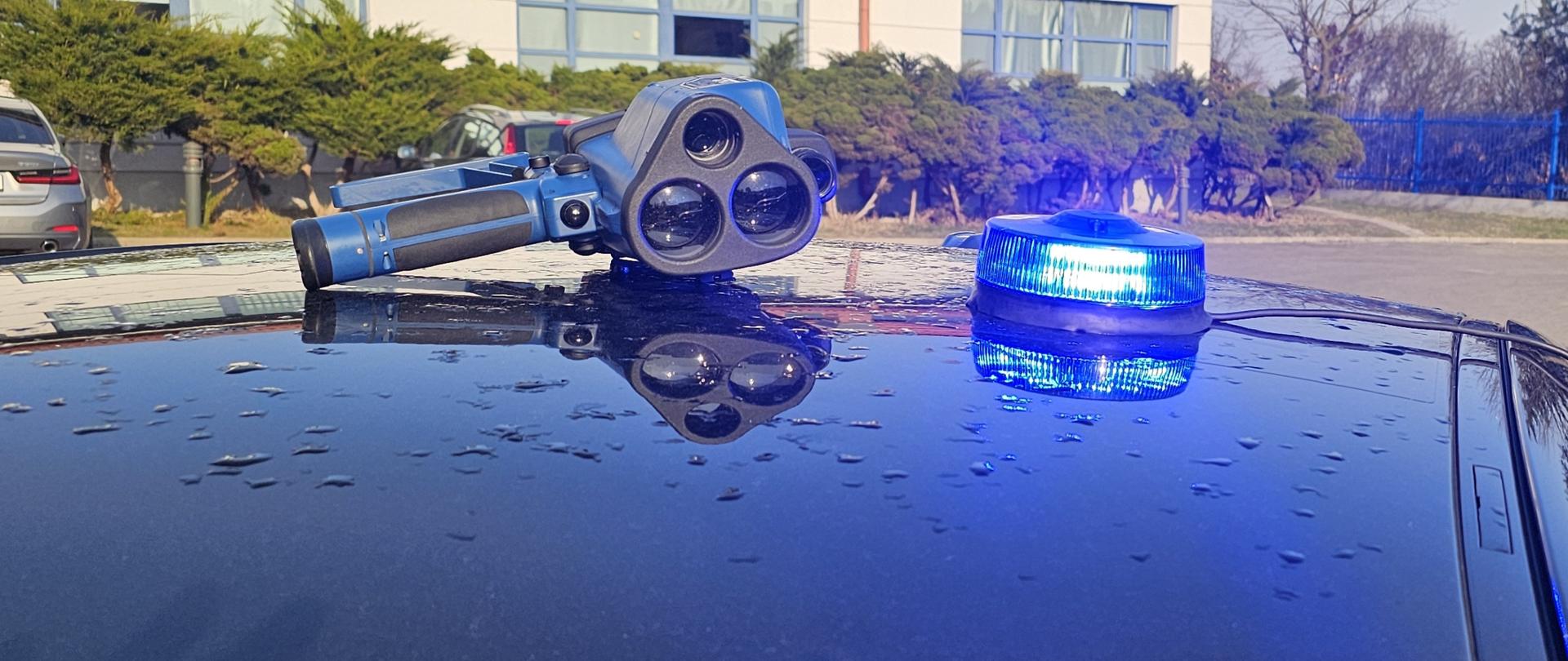 Ręczny miernik prędkości i światło błyskowe na dachu samochodu 