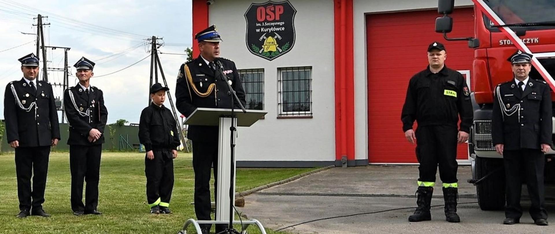 Na zdjęciu widzimy Zastępcę Komendanta Województwa Podkarpackiego PSP przemawiającego do zebranych gości.