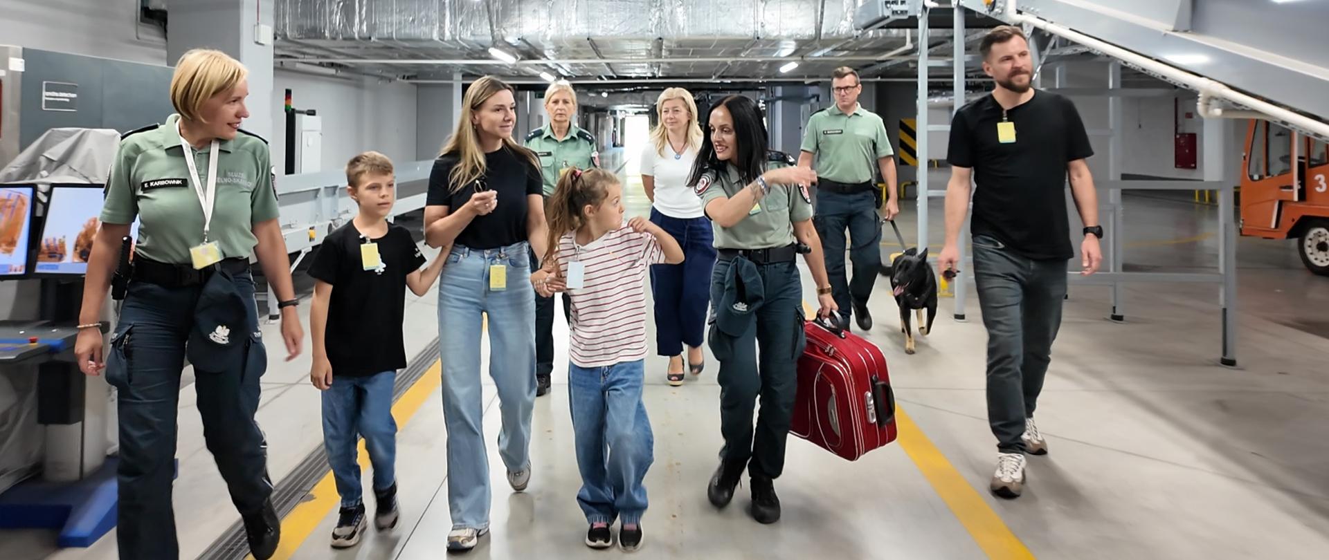 Funkcjonariusze SCS i pracownicy łódzkiej KAS wraz rodziną, która wygrała licytację WOŚP