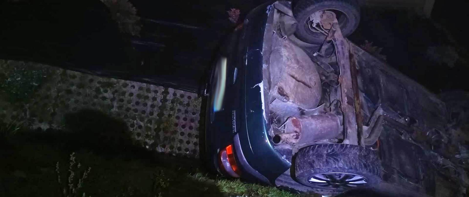 Samochód osobowy na dachu w rowie