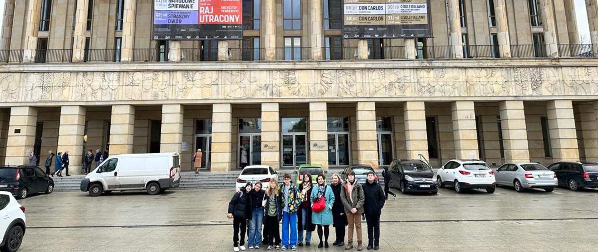 klasa 8 przed budynkiem teatru