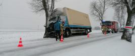 Fotografia przedstawia wypadek samochodu ciężarowego
