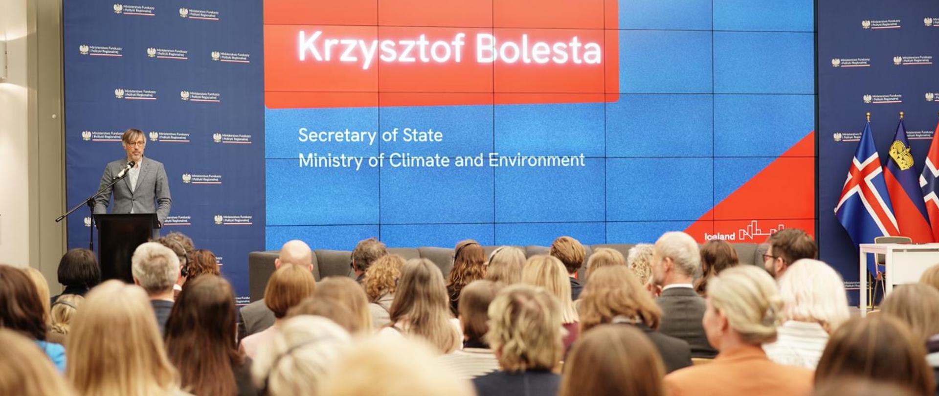 In the presence of, among others, Krzysztof Bolesta, Deputy Minister of Climate and Environment, an agreement was signed for the implementation of a new programme financed by the Norwegian and EEA Grants, which will provide Poland with EUR 160 million for measures accelerating the climate and energy transition. In the photo, the Deputy Minister can be seen on the left-hand side speaking at a lectern. Behind him, a screen displays his name and official title. Photos courtesy of the Ministry of Funds and Regional Policy.