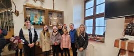 uczniowie z nauczycielką w muzeum misyjnym