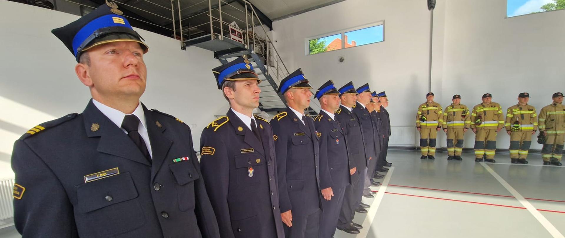 Zdjęcie przedstawia funkcjonariuszy KP PSP w Lwówku Śląskim podczas uroczystej zbiórki.