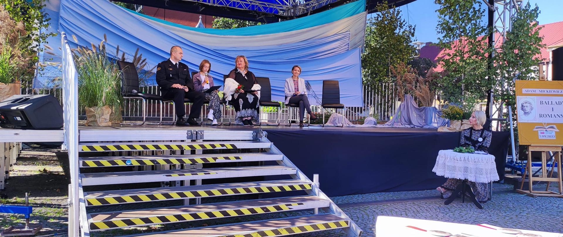 Czytający na scenie