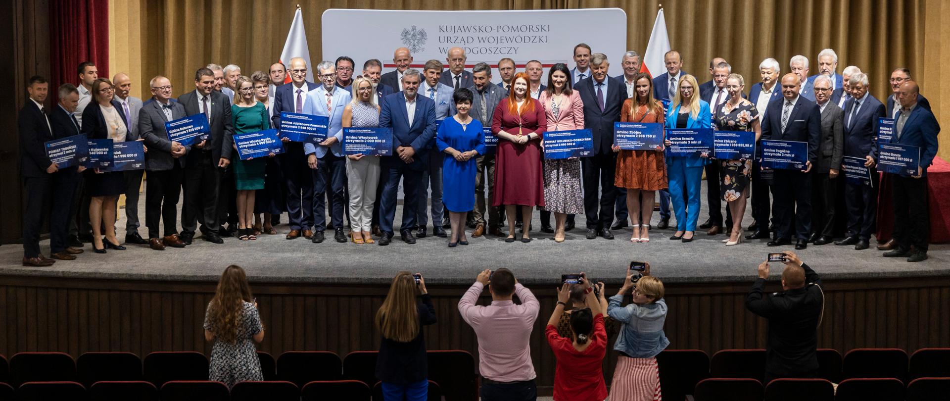 bardzo duża grupa osób na scenie