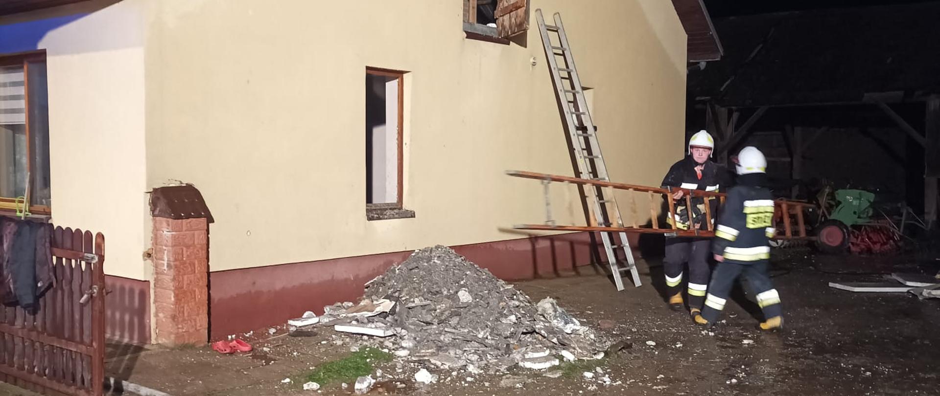 Działanie gaśnicze strażaków przy domu mieszkalnym