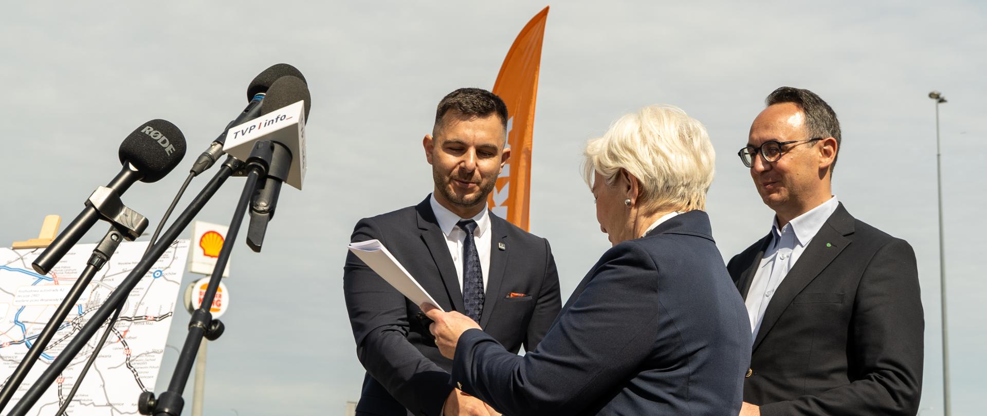 Wojewoda Łódzki Dorota Ryl wręcza inwestorowi dwie decyzje na poszerzenie autostrady A2 o trzeci pas ruchu, na dwóch odcinkach w województwie łódzkim o łącznej długości ok. 46 km w obecności Ministra Infrastruktury, Dariusza Klimczaka.