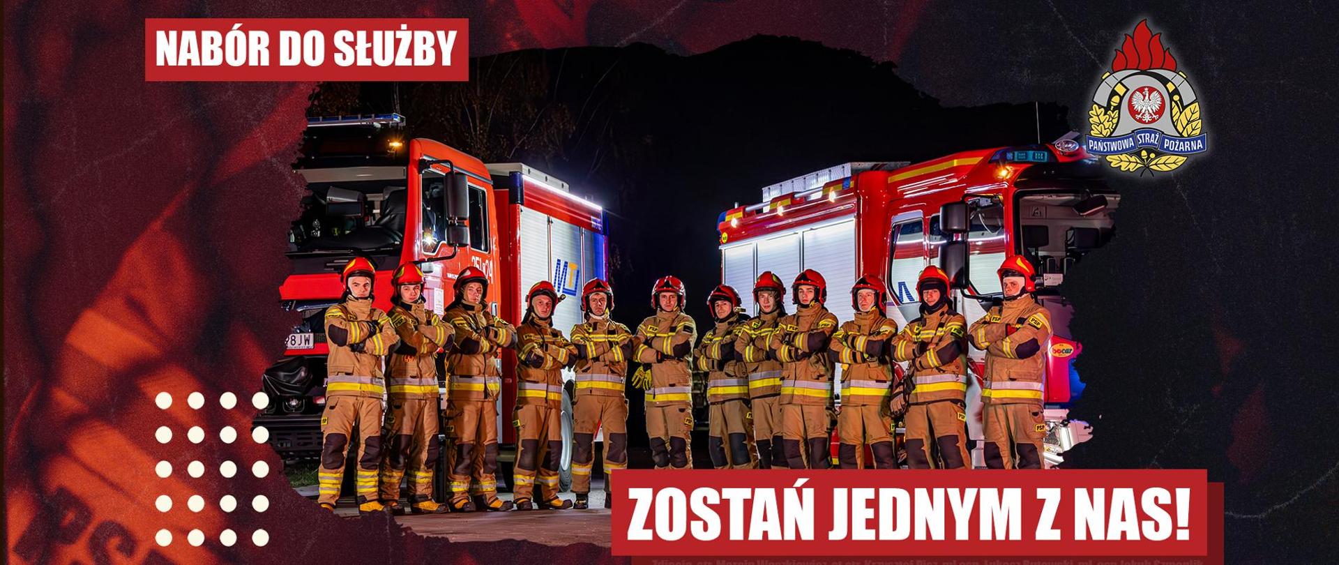 Grafika promująca nabór do służby w Państwowej Straży Pożarnej. Na pierwszym planie stoi grupa strażaków ubranych w ubrania specjalne i hełmy, ustawionych przed dwoma nowoczesnymi samochodami ratowniczo-gaśniczymi. Strażacy mają skrzyżowane ręce i patrzą w stronę obserwatora. W górnej części grafiki znajduje się napis „NABÓR DO SŁUŻBY”, a w dolnej hasło „ZOSTAŃ JEDNYM Z NAS!”. W prawym górnym rogu umieszczono emblemat Państwowej Straży Pożarnej. Całość utrzymana jest w dynamicznej czerwono-czarnej kolorystyce nawiązującej do służby pożarniczej.