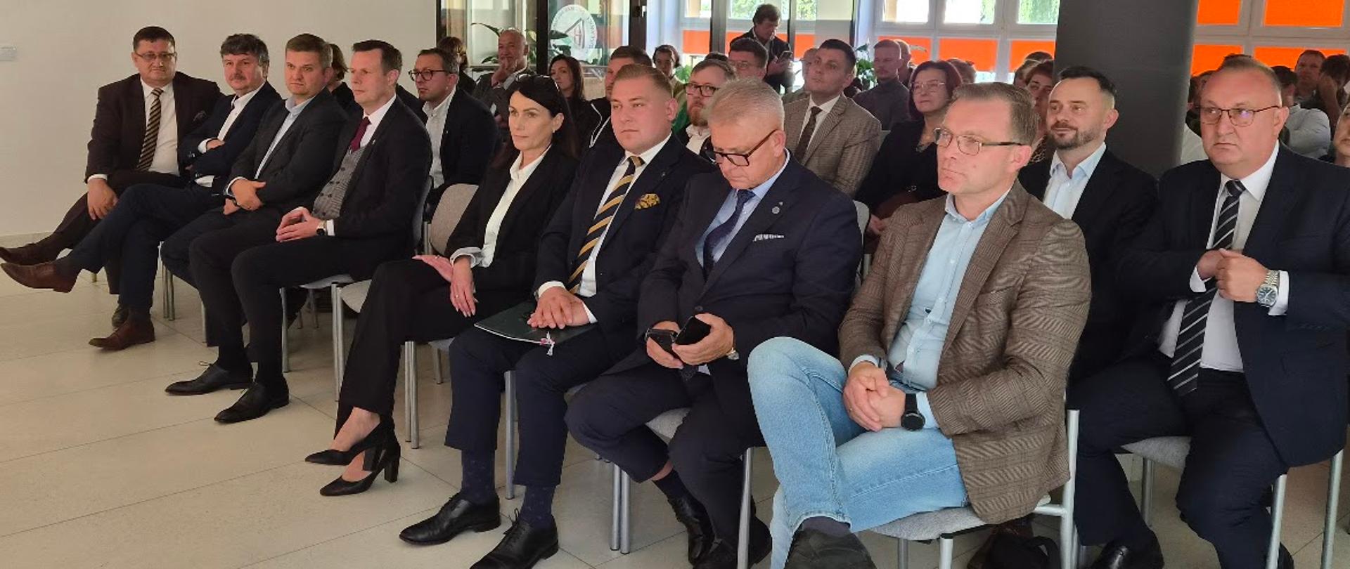 Zaproszeni goście oraz konsorcjum projektu EVECSA podczas konferencji w Wojsławicach.