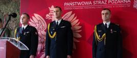 Na zdjeciu widoczni są bryg. Michał Jankowski Zastępca Świętokrzyskiego Komendanta Wojewódzkiego PSP oraz Komendant Powiatowy PSP w Ostrowcu Św. mł. bryg. Marcin Jasiński oraz Zastępca komendanta Powiatowego PSP w Ostrowcu Św. bryg. Tomasz Łyjak