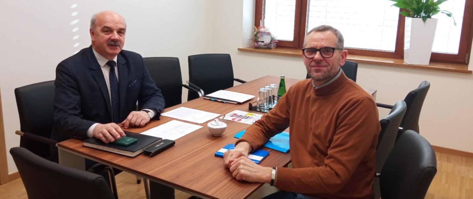 Wójt Gminy Wartkowice Pan Piotr Kuropatwa z Kierownikiem Oddziału w Poddębicach Panem Piotrem Szostakiem