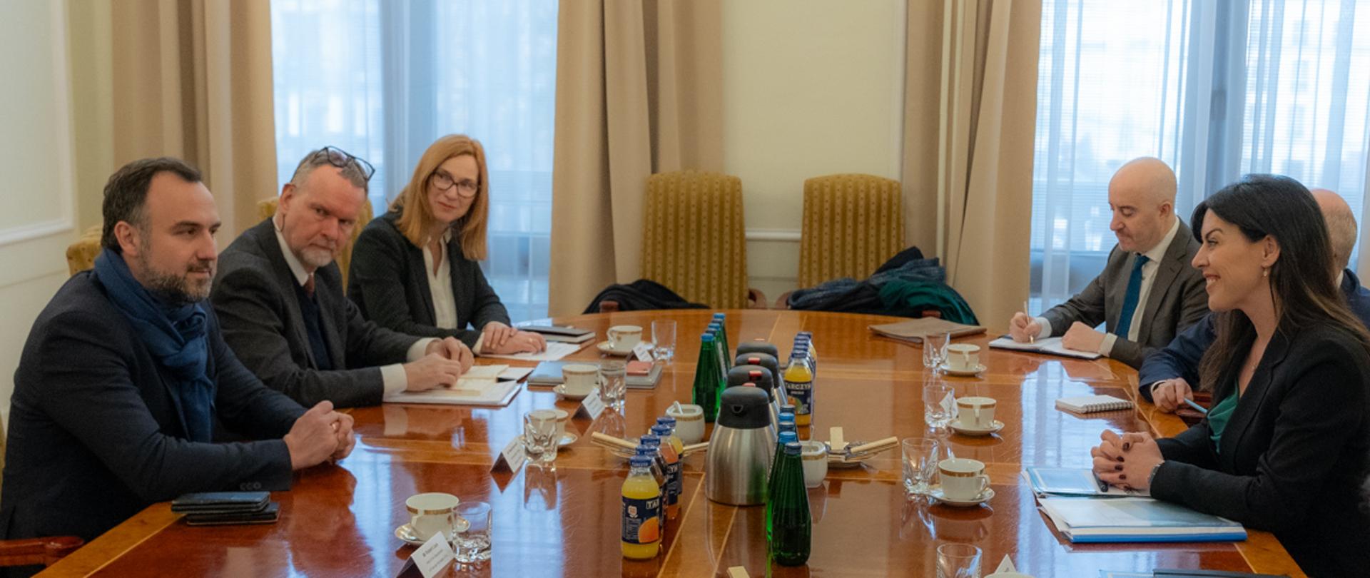 Podsekretarz stanu Paweł Karbownik rozmawia z przedstawicielami resortu finansów Irlandii