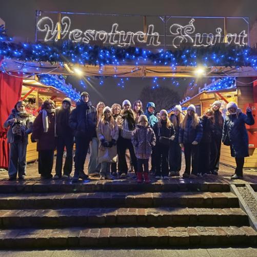 Fotorelacja z wycieczki uczniów szkoły muzycznej do Warszawy. Wieczorne zdjęcia z kolorowego miasta przystrojonego świątecznymi iluminacjami. 
