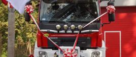 Zdjęcie przedstawia nowy wóz pożarniczy należący do ochotniczej straży pożarnej w Dębicach.