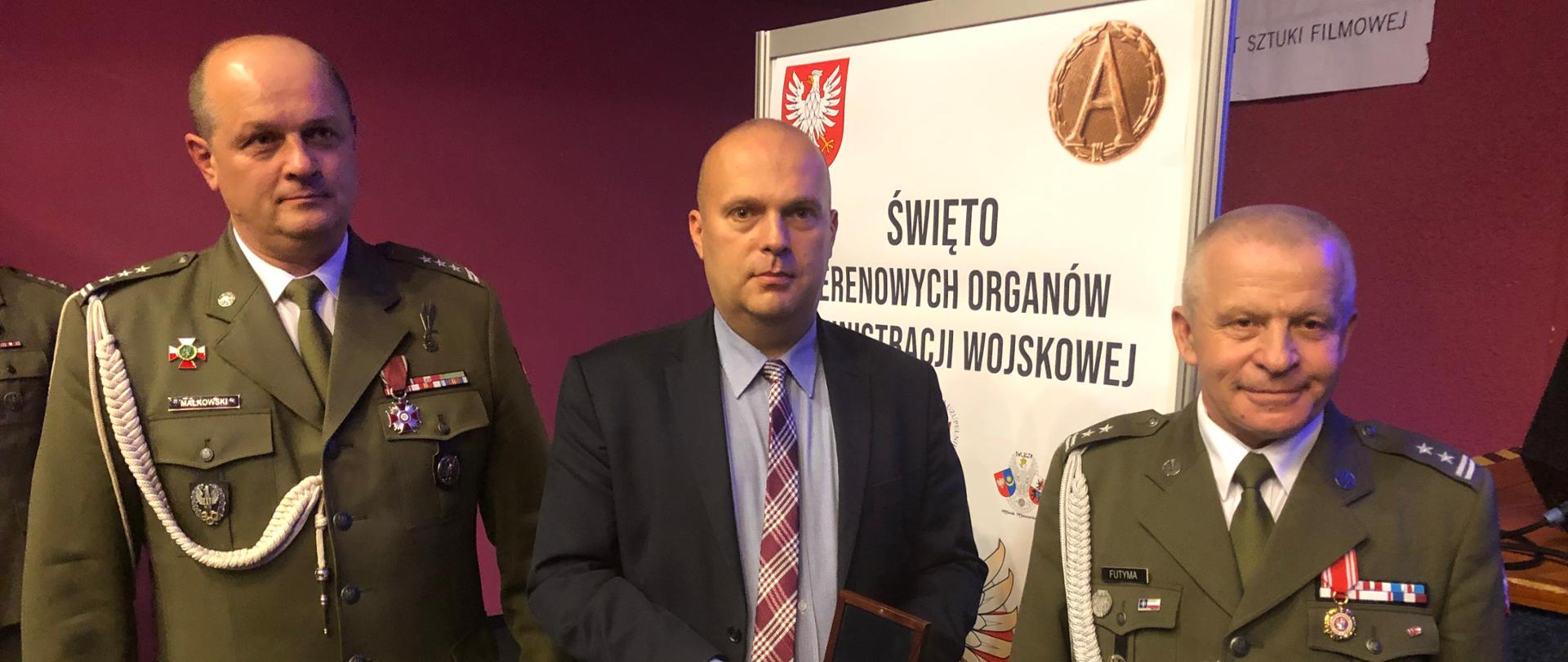 Na fotografii Kierownik Delegatury MUW Robert Kochański z Szefem Wojewódzkiego Sztabu Wojskowego w Warszawie płk dr Zdzisławem Małkowskim oraz Wojskowym Komendantem Uzupełnień w Ciechanowie ppłk mgr inż. Krzysztofem Futymą.