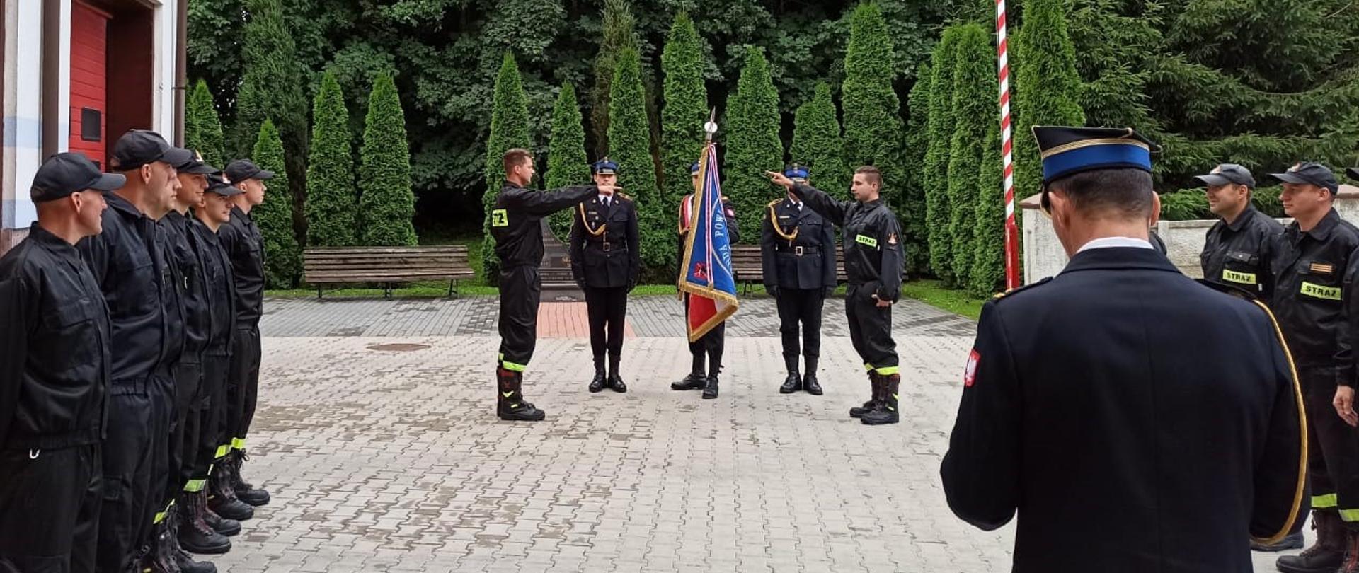 Uroczyste ślubowanie nowo przyjętych dwóch funkcjonariuszy KP PSP w Sejnach. 