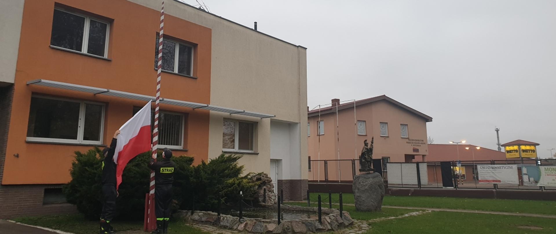 Na zdjęciu funkcjonariusze Komendy Powiatowej Państwowej Straży Pożarnej w Myśliborzu dokonują uroczystego podniesienia Flagi Państwowej.
