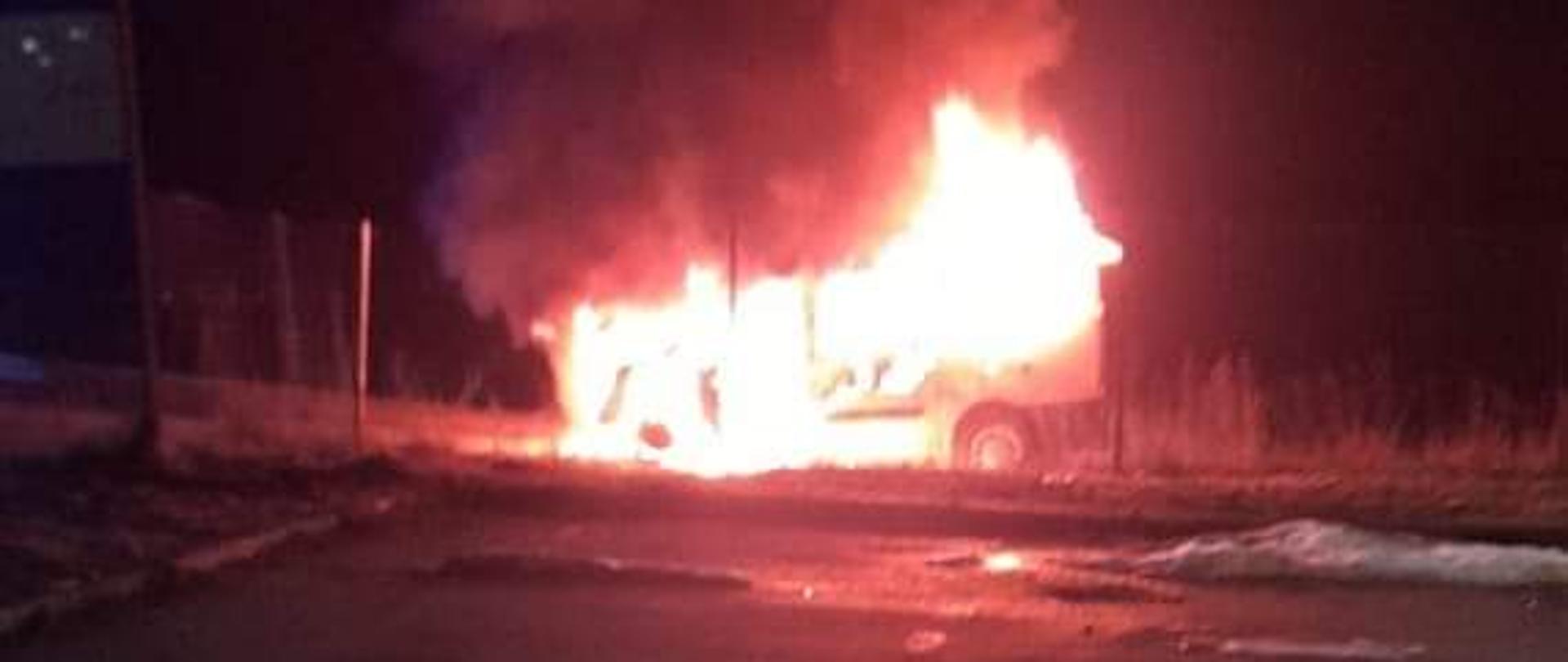 Zdjęcie obrazuje palący się samochód w nocy.