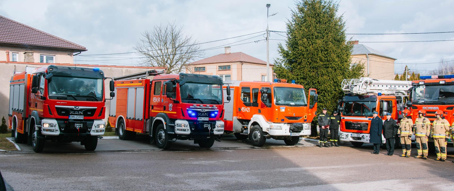 Nowe samochody pożarnicze dla strażaków w Mońkach, Trzciannem i Długołęce