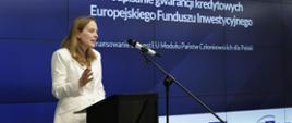 Na zdjęciu minister funduszy i polityki regionalnej Katarzyna Pełczyńska-Nałęcz przy mównicy odpowiada na pytania dziennikarzy