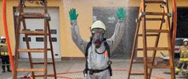 Szkolenie doskonalące z ratownictwa chemicznego i ekologicznego realizowane przez KSRG w zakresie podstawowym - dekontaminacja wstępna. Strażak w ubraniu ochrony chemicznej typ 3.
