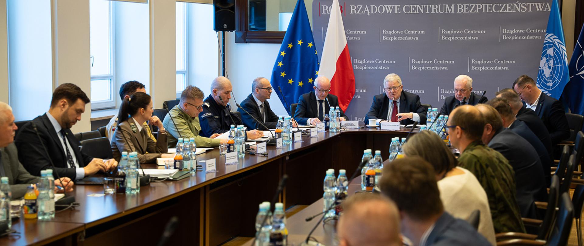 Minister Czesław Siekierski przewodniczy spotkaniu w Rządowym Centrum Bezpieczeństwa (fot. MRiRW)