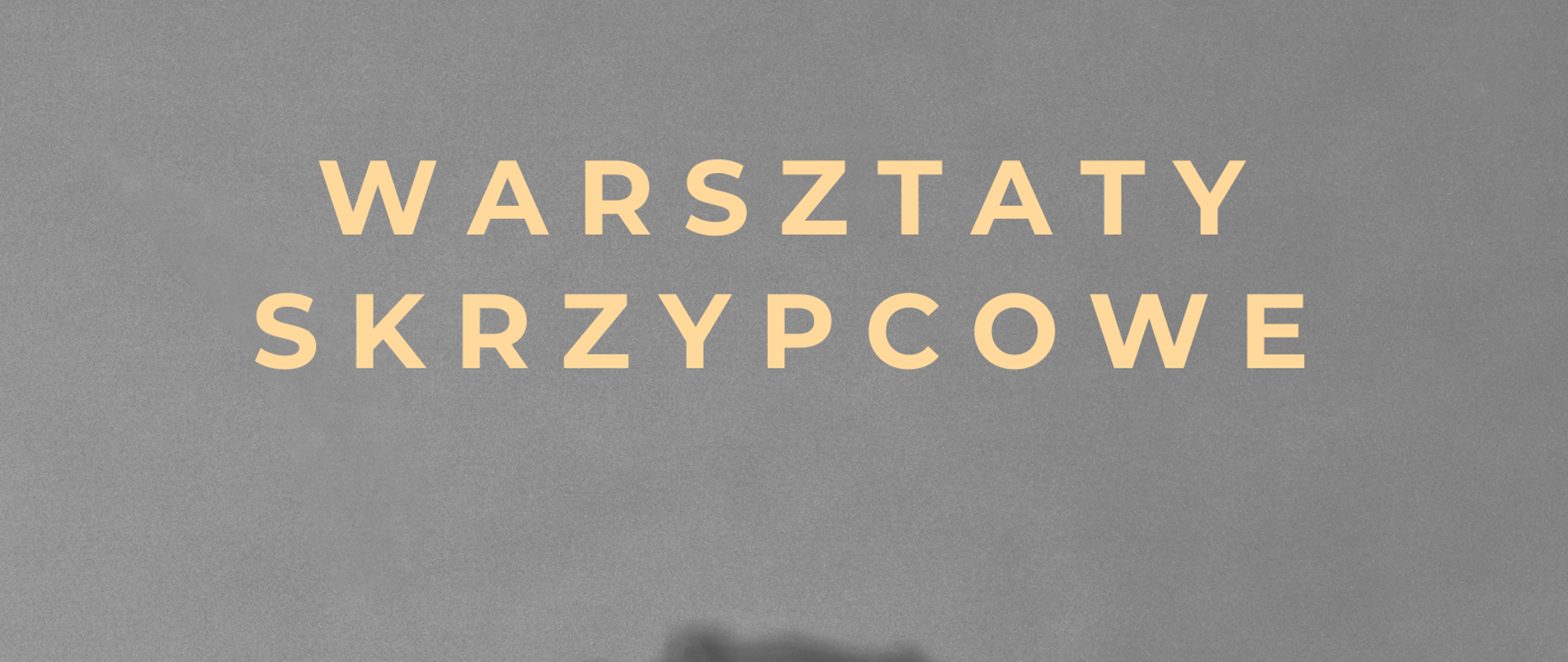 Na ciemno szarym tle informacja o warsztatach skrzypcowych litery w kolorze żółtym, W tle obrazek skrzypiec.