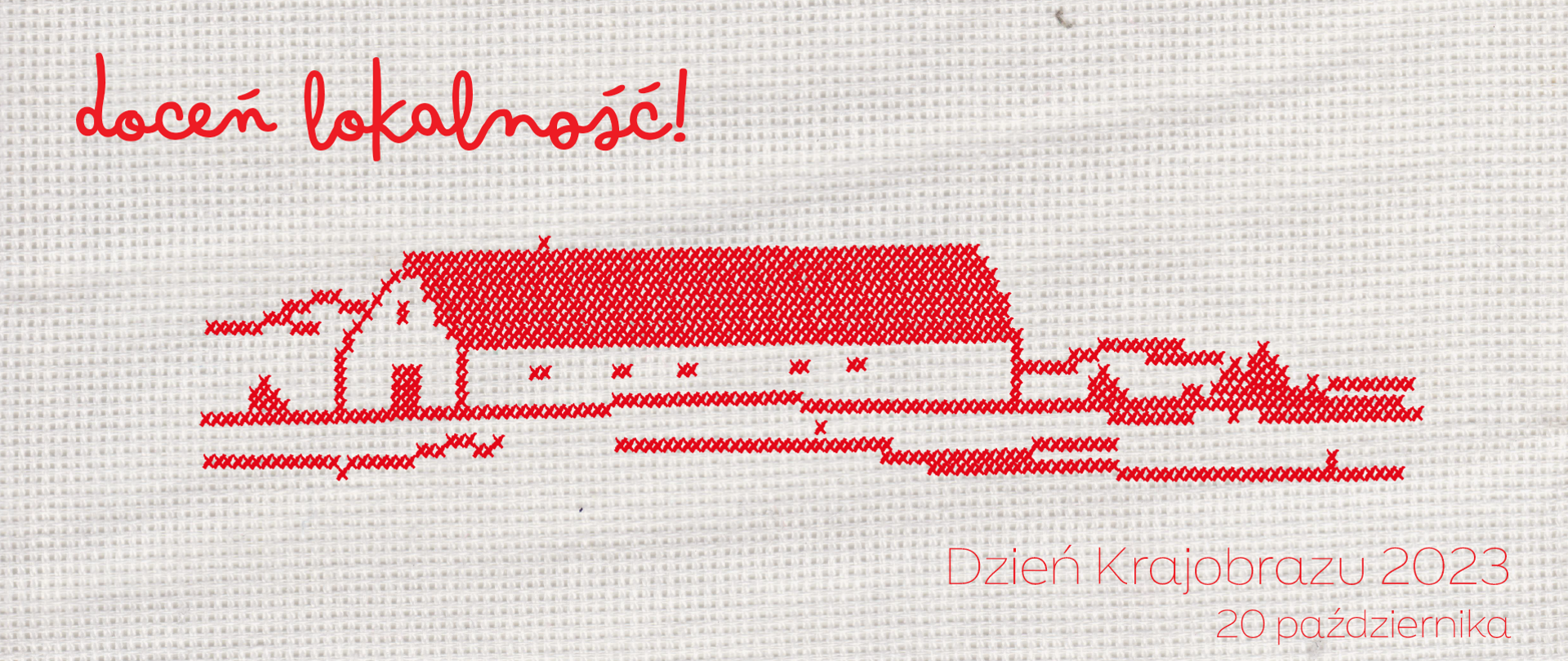 Tło kanwy i haft krzyżykowy. Wyhaftowany budynek, gospodarstwo. Na górze napis: Doceń lokalność!, na dole: Dzień Krajobrazu 2023, 20 października. 