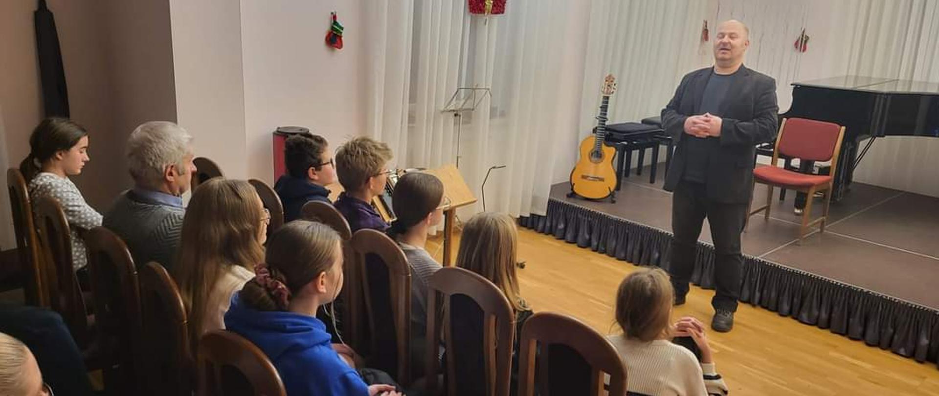 Zdjęcie przedstawia uczestników konsultacji gitarowych wraz z panem Jakubem Niedoborkiem. 