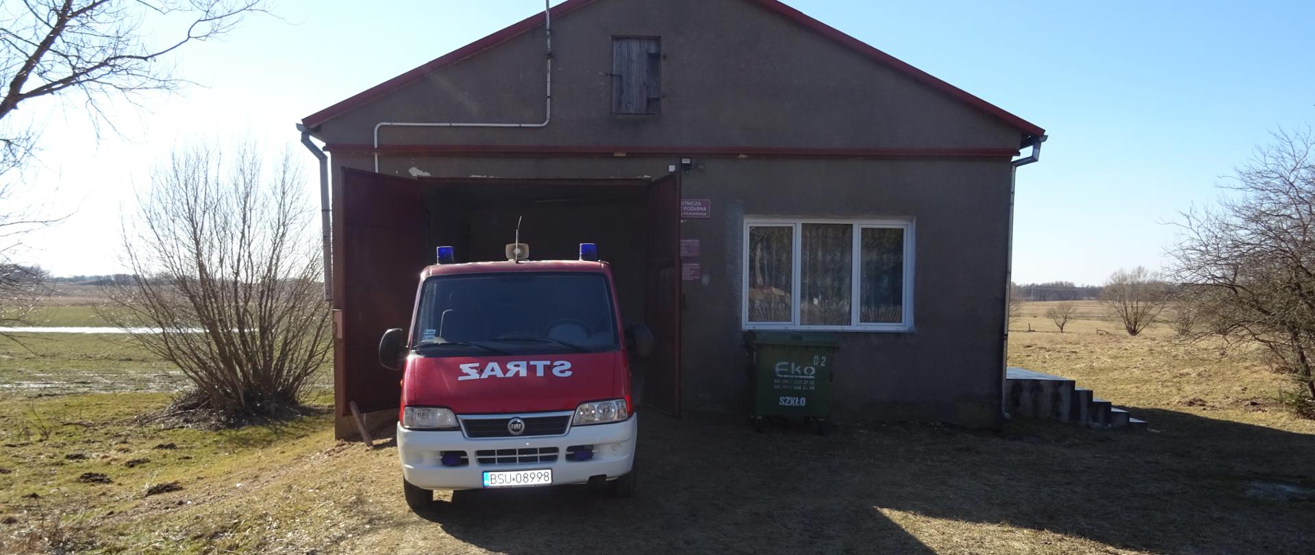 Samochód pożarniczy wystawiony przed garaż remizy OSP