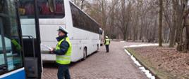 Umundurowani funkcjonariusze śląskiej Inspekcji Transportu Drogowego kontrolują autobusy przewożące zorganizowane grupy dzieci w trakcie ferii zimowych.
