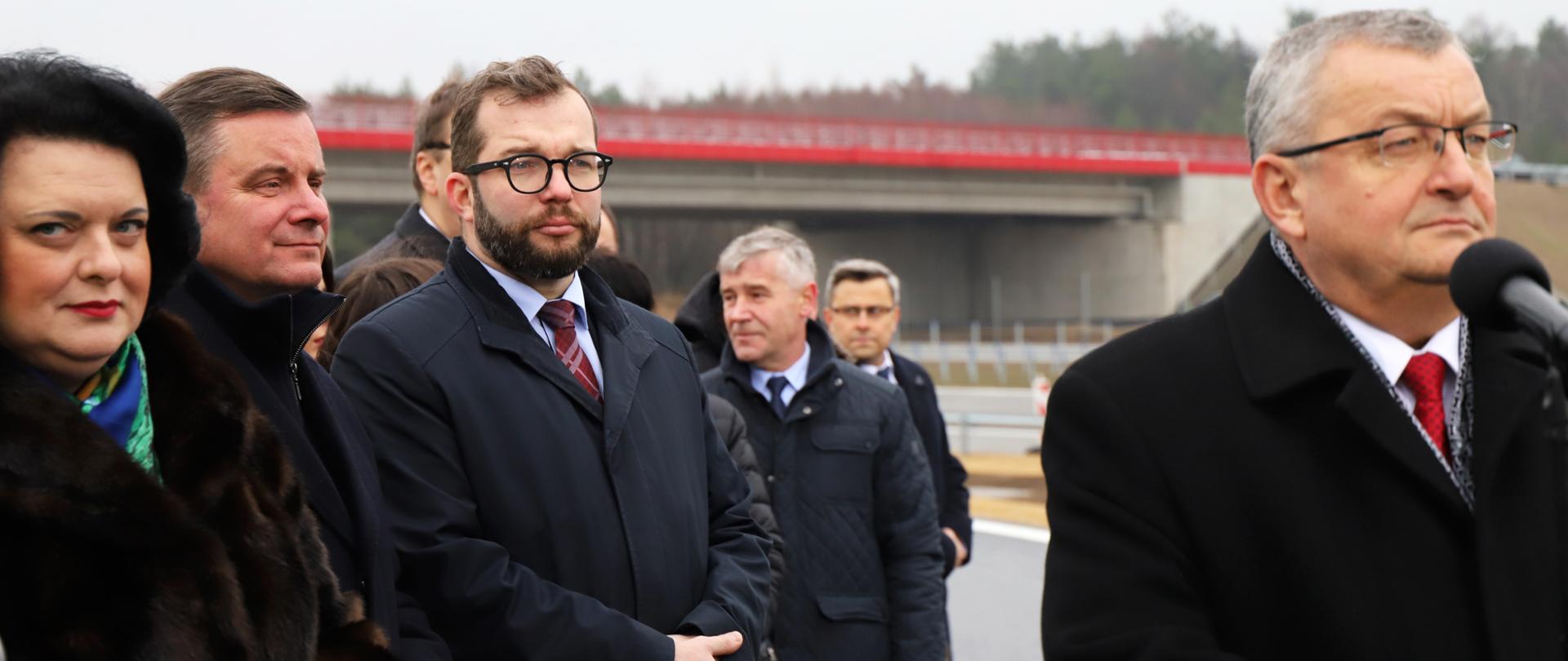 uczestnicy uroczystości w tym wiceminister Grzegorz Puda patrzą w stronę dziennikarzy, którzy zadają pytania na konferencji prasowej