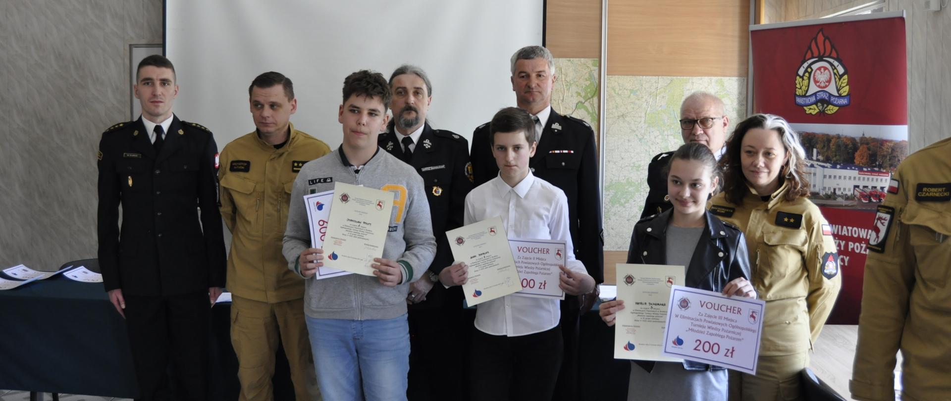 Zdjęcie przedstawia dzieci - laureatów trzech pierwszych miejsc w kategorii szkoły podstawowe klasy V-VIII