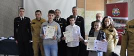 Zdjęcie przedstawia dzieci - laureatów trzech pierwszych miejsc w kategorii szkoły podstawowe klasy V-VIII
